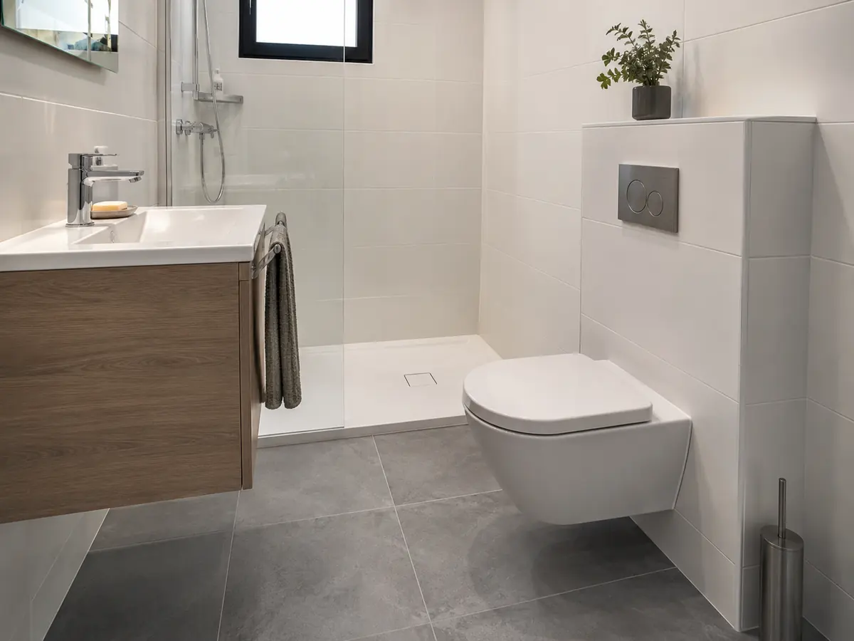 Pose de WC suspendu dans une salle de bains rénovée